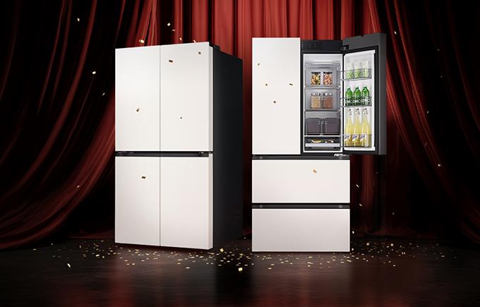 무대 커튼 앞에 놓인 두 대의 가전제품. 왼쪽은 문이 닫힌 김치냉장고이고, 오른쪽은 문이 열려 내부 식재료가 보이는 냉장고이다.